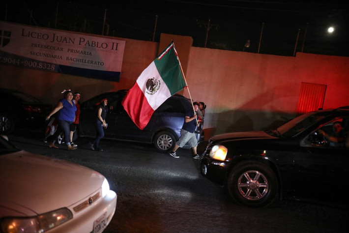 Khi trở thành tổng thống Mexico tháng 12/2018, ông Andres Obrador hùng hồn tuyên bố sẽ mang lại hòa bình bằng cách phát động cuộc chiến nhằm loại bỏ mọi gốc rễ tội phạm. Thế nhưng, sau gần 1 năm, tình hình an ninh tại Mexico được miêu tả là không có nhiều cải thiện, đất nước này chìm trong hàng loạt vụ tấn công, số liệu về giết người tăng cao tới mức chưa từng thấy. Ảnh: Guardian.