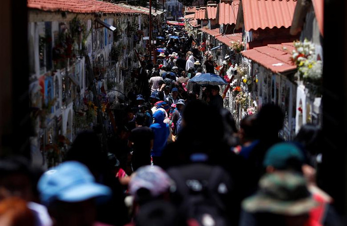 Mọi người đặt hoa tưởng niệm người đã mất tại nghĩa trang ở La Paz, Bolivia, ngày 2/11.
