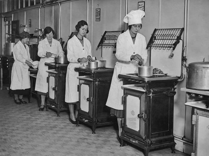 Những người phụ nữ tại trường dạy nấu ăn Soho ở London (Anh) thập niên 1920.