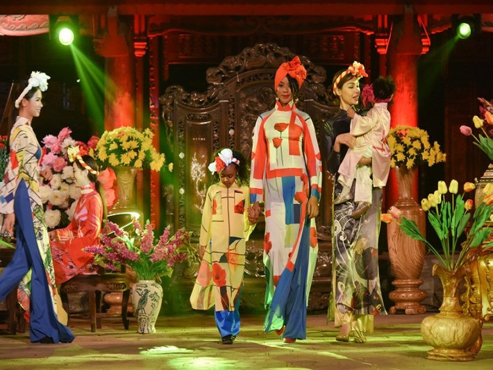 Bà Benoit là người luôn ngưỡng mộ những nét văn hóa truyền thống của Việt Nam và dành tình cảm đặc biệt cho tà áo dài.