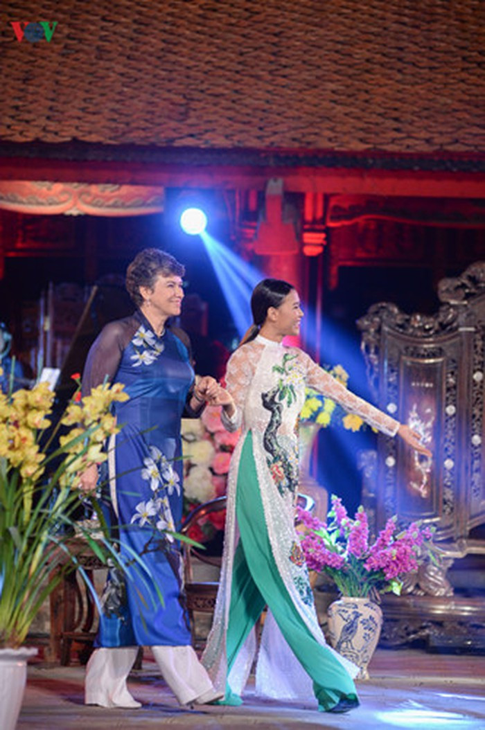 Giám đốc Trung tâm Văn hóa Nga Zubtsova Elena Robertovna (trái) đã có gần 40 năm sống, làm việc tại Việt Nam. Bà rất yêu tà áo dài và sẵn sàng tham gia trình diễn trong Lễ hội Áo dài của Việt Nam. Ảnh: VOV.