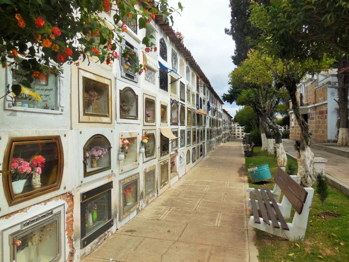 Nghĩa trang General ở Sucre, Bolivia, có những lối đi rộng rãi, đẹp với hàng cây hai bên phủ bóng mát.