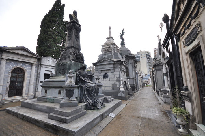 Nghĩa trang đặc biệt La Recoleta "tọa lạc" trong khu Recoleta ở Buenos Aires, Argentina, là nơi yên nghỉ của nhiều nhân vật nổi tiếng như cựu Đệ nhất phu nhân Venezuela Eva Perón, các Tổng thống Venezuela, những người đạt giải thưởng Nobel hay cháu gái của Napoleon,... (Nguồn ảnh: Sputnik)