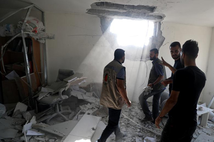 Người Palestine kiểm tra một ngôi nhà bị hư hại ở thành phố Gaza hôm 12/11.