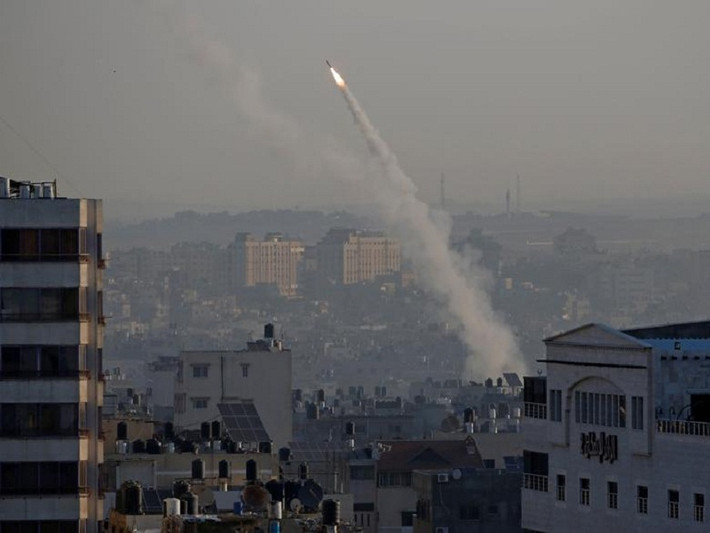 Đáp trả, PIJ phóng hàng trăm quả tên lửa từ Dải Gaza về phía Israel, buộc IDF phải kích hoạt hệ thống phòng thủ tên lửa Iron Dome.