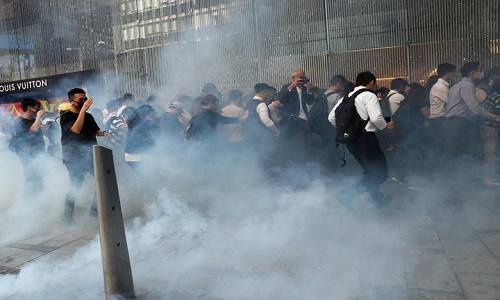 Theo hãng thông tấn Reuters, cuộc biểu tình ở Hong Kong đã bước sang tuần thứ 24 liên tiếp. Những ngày qua, đụng độ tiếp diễn giữa lực lượng cảnh sát và người biểu tình Hong Kong. (Nguồn ảnh: Reuters)