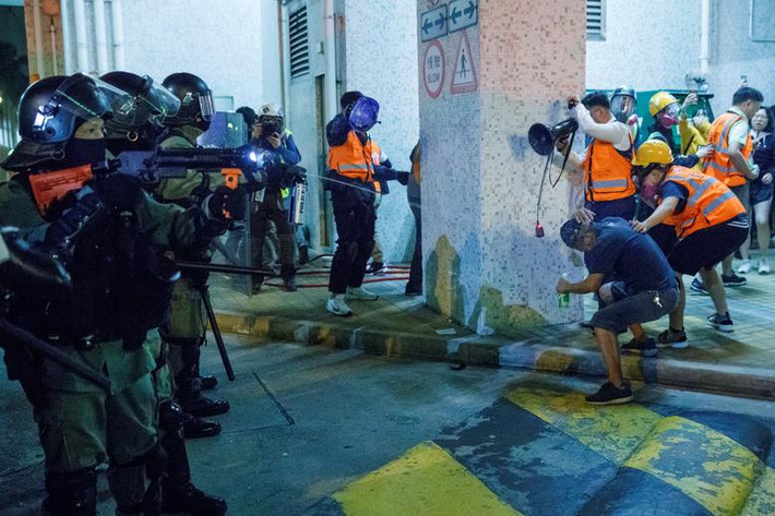Cảnh sát phun hơi cay tại một tòa nhà ở khu Tseung Kwan O ngày 9/11.