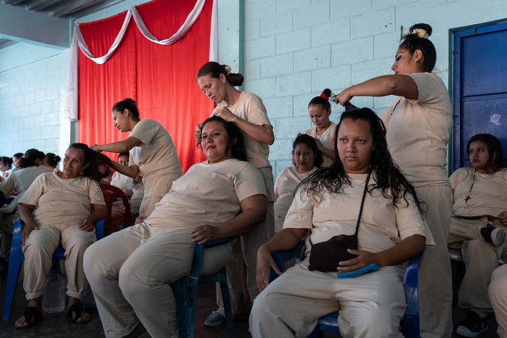 Tù nhân nữ cắt tóc trong trại giam dành cho nữ ở El Salvador. Tổng thống mới đắc cử Nayib Armando Bukele hứa hẹn mang lại hy vọng cho quốc gia Trung Mỹ này bằng nhiều kế hoạch với mục tiêu diệt trừ xã hội đen trong ba đến bốn năm.