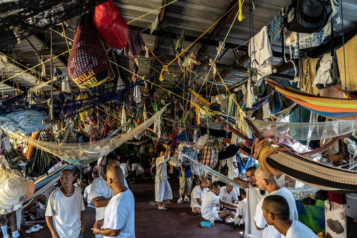 Các thành viên băng đảng MS13 trong trại giam Chalatenango. Ngày nay, chính quyền El Salvador lâm vào trạng thái tê liệt. Chiến tranh chia cắt nhiều gia đình và tình trạng mất tích trở nên phổ biến.