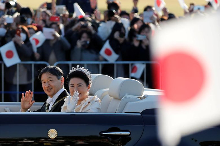 Chiếc xe mui trần chở Nhật hoàng Naruhito và Hoàng hậu Masako cùng với khoảng 50 ô tô khác khởi hành từ Cung điện Hoàng gia, đi qua trụ sở cảnh sát Tokyo, tòa nhà Quốc hội trước khi về tư dinh của Nhật hoàng ở Akasaka.