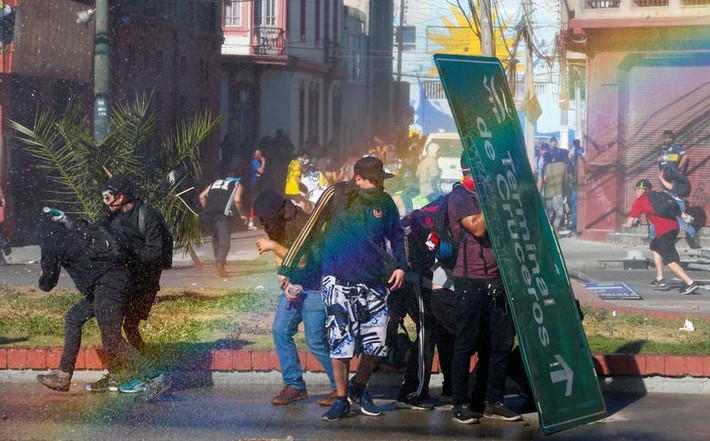 Đụng độ giữa cảnh sát và người biểu tình ở Valparaiso hôm 28/10.