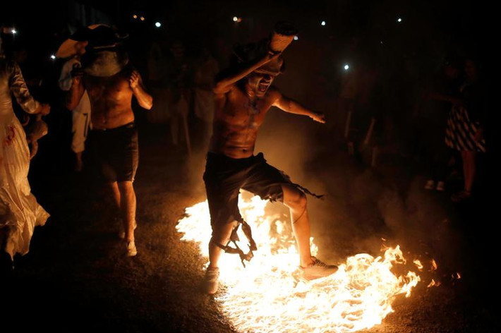 Các thanh niên tham gia buổi diễu hành có tên "La Calabiuza" ở Tonacatepeque, El Salvador, đêm 1/11.