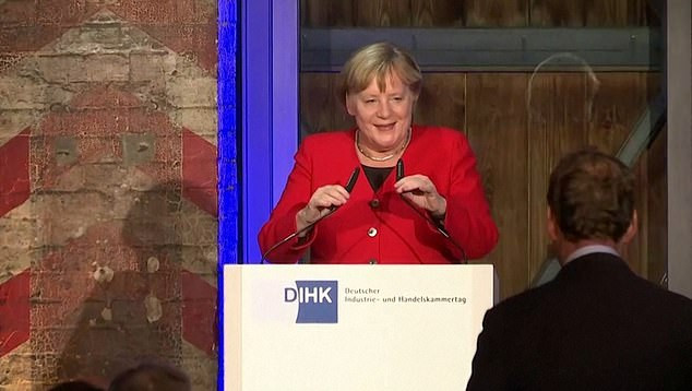 "Tôi không nhìn thấy cầu thang, tôi sẽ dùng thấy chúng lần sau", bà Merkel nói đùa sau khi đứng trên bục phát biểu. Ảnh: Daily Mail.