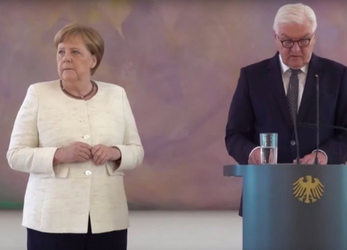 Chưa hết, ngày 27/6, Thủ tướng Đức Angela Merkel có biểu hiện run rẩy khi đứng cạnh Tổng thống Đức Frank-Walter trong buổi lễ miễn nhiệm của Bộ trưởng Tư pháp. Ảnh: Business Insider.