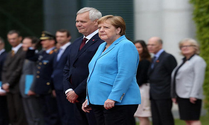 Cụ thể, ngày 10/7, Thủ tướng Đức Merkel run lẩy bẩy không thể kiểm soát trong lúc đang thực hiện nghi thức chào cờ ở lễ đón người đồng cấp Phần Lan Antti Rinne tại thủ đô Berlin. Ảnh: CBS News.