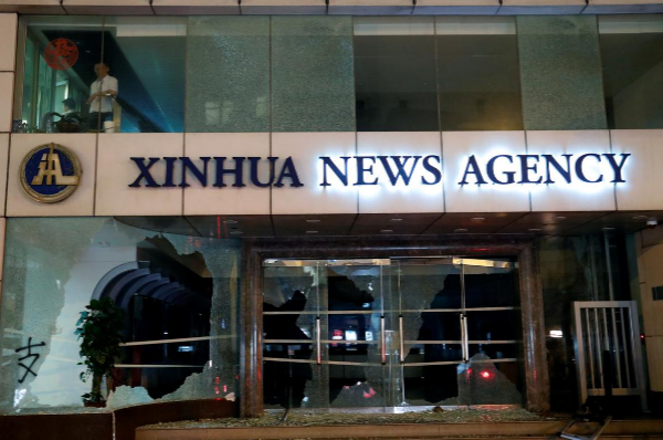 Trong cuộc biểu tình diễn ra vào tuần thứ 22 ở Hong Kong, những người biểu tình quá khích đã đập phá văn phòng hãng thông tấn nhà nước Tân Hoa Xã của Trung Quốc tại đặc khu này. Ảnh: Reuters.