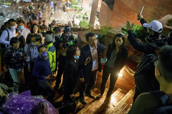 Ban giám hiệu trường Đại học Bách khoa Hong Kong cũng như nhiều lãnh đạo các cơ quan giáo dục Hong Kong đề nghị cảnh sát và đám đông biểu tình nhượng bộ để tránh làm leo thang căng thẳng.