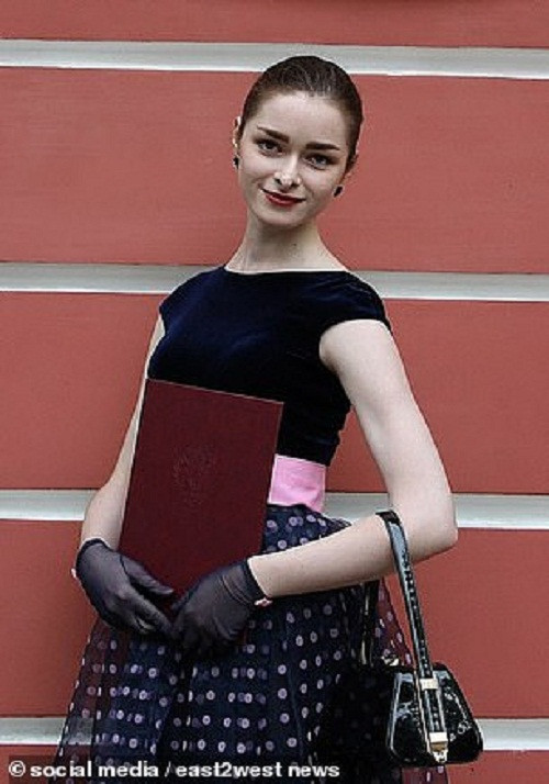 Nguồn tin cho hay, cô Anastasia là cựu sinh viên của ông Sokolov.