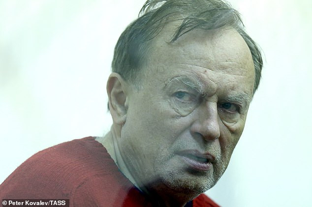 Tội ác của Oleg Sokolov, một giáo sư sử học giảng dạy tại Đại học St. Petersburg, bị phanh phui khi y được vớt lên từ sông Moika ở St. Petersburg cuối tuần qua cùng với chiếc ba lô chứa cánh tay người và một khẩu súng lục.