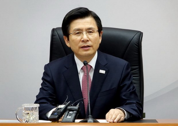 Ông từng đảm nhiệm nhiều chức vụ quan trọng trong bộ máy chính phủ nước này như Bộ trưởng Tư pháp, Thủ tướng và Quyền Tổng thống Hàn Quốc. Ảnh: Yonhap.