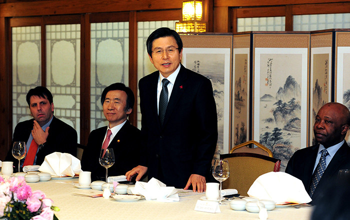 Cụ thể, từ tháng 3/2013 đến tháng 6/2015, ông Hwang là Bộ trưởng Tư pháp. Từ tháng 6/2015 đến tháng 5/2017, ông đảm nhiệm chức vụ Thủ tướng Hàn Quốc. Ảnh: Korea.net.