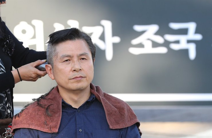 Ông Hwang sinh ngày 15/4/1957 tại Seoul, Hàn Quốc. Ông tốt nghiệp ngành Luật của trường Đại học Sungkyunkwan và đã làm công tố viên trong suốt 30 năm. Ảnh: Korea Times.
