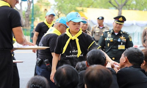 Năm 2014, mẹ của hoàng tử là bà Srirasmi bị tước chức vị trong hoàng gia sau khi 7 người thân của bà bị cáo buộc tham nhũng. Bà Srirasmi sau đó từ bỏ mọi tước hiệu, ly hôn Thái tử Vajiralongkorn, không giữ quyền nuôi con và nhận được một khoản tiền là 200 triệu baht (hơn 6 triệu USD). Ảnh: KE.