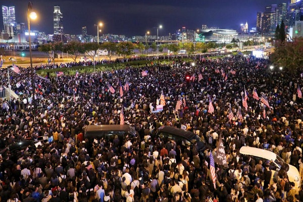 Theo hãng thông tấn Reuters, hàng nghìn người biểu tình ở Hong Kong đã tham gia vào cuộc tuần hành "Lễ Tạ ơn" hôm 28/11, sau khi Tổng thống Trump ký thông qua Đạo luật Dân chủ và Nhân quyền Hong Kong. (Nguồn ảnh: Reuters)