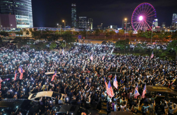 Nhà hoạt động Hong Kong Joshua Wong đã có bài phát biểu trong cuộc tuần hành tối 28/11. Rất nhiều người biểu tình mang theo cờ Mỹ.