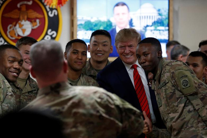 Theo hãng thông tấn Reuters, Tổng thống Trump ngày 28/11 bất ngờ tới thăm lính Mỹ đóng ở Afghanistan trong dịp Lễ Tạ ơn. Được biết, đây là chuyến thăm đầu tiên của ông Trump tới quốc gia Nam Á này kể từ khi trở thành Tổng thống Mỹ và diễn ra một tuần sau cuộc trao đổi tù nhân giữa Washington và Kabul. (Nguồn ảnh: Reuters)