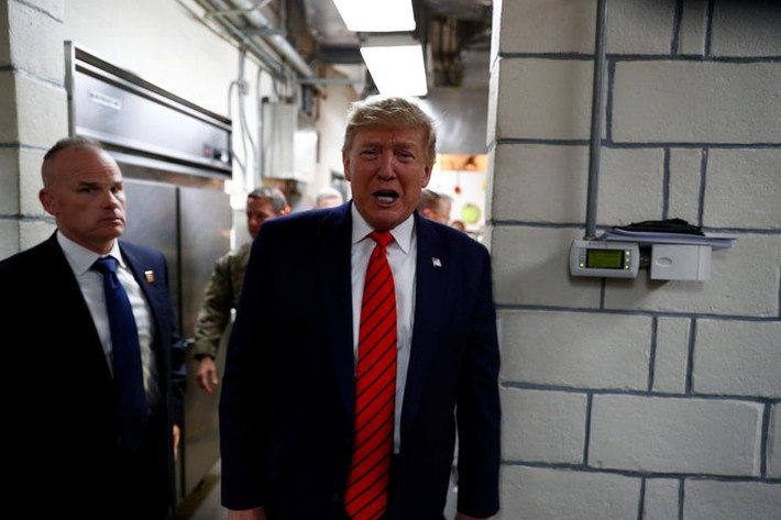 Ông Trump trao đổi với các phóng viên báo chí sau khi phục vụ đồ ăn cho binh sĩ Mỹ dịp lễ Tạ ơn.