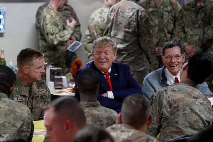 Tổng thống Mỹ vui vẻ trò chuyện với các binh sĩ trong bữa ăn tại căn cứ Bagram ở Afghanistan.