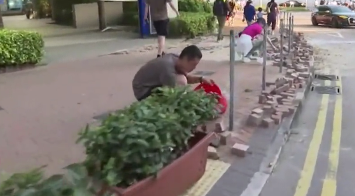 Đây là lần đầu tiên các quân nhân trong doanh trại của Trung Quốc tại Hong Kong được triển khai ra ngoài sau hơn 5 tháng biểu tình leo thang tại đặc khu này. Ảnh chụp màn hình.