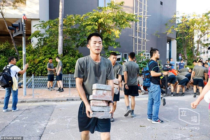"Chúng tôi tự khởi động hoạt động này. Ngăn chặn bạo lực và chấm dứt hỗn loạn là trách nhiệm của chúng tôi", binh sĩ cho biết. Ảnh: Stand News.