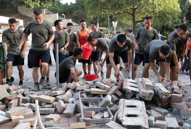 Trả lời phỏng vấn tờ South China Morning Post (SCMP), một binh sĩ (Trung Quốc) khẳng định hành động này không liên quan gì đến chính quyền đặc khu hay chính quyền đại lục. Ảnh: SCMP.
