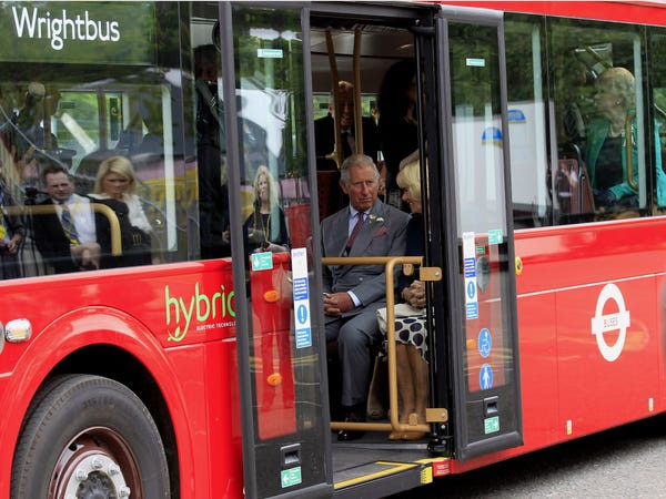 Ông đi xe buýt trong chuyến thăm công ty Wrightbus ở Ballymena, Bắc Ireland, năm 2013.