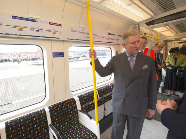 Thái tử Charles thăm hỏi các nhân viên làm việc trên tàu điện ngầm ở London năm 2012.