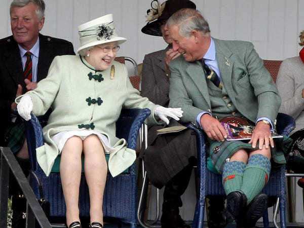 Thái tử Charles ngồi trò chuyện với mẹ ông, Nữ hoàng Elizabeth II, khi theo dõi một trận đấu năm 2010.
