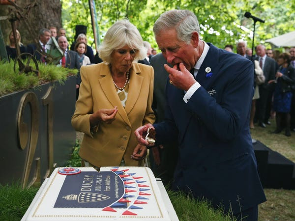 Thái tử Charles dùng tay ăn bánh ở Clarence House năm 2013.