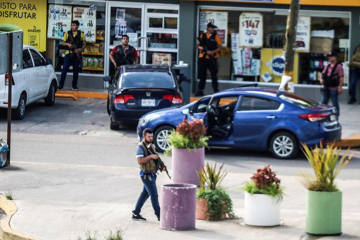 Ngày 17/10, sau khi phát hiện Ovidio Guzman Lopez, con trai của trùm ma túy Joaquin “El Chapo” Guzman, tại thành phố Culiacan, các lực lượng chức năng Mexico đã tổ chức vây bắt. Tuy nhiên sau đó, cảnh sát Mexico phải rút quân vì băng nhóm Sinaloa tiến hành giải cứu Ovidio, xả súng vào người dân và lực lượng chức năng tại địa phương làm ít nhất 8 người thiệt mạng và hàng chục người bị thương.
