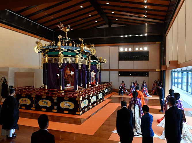 Lễ đăng quang của Nhật hoàng Naruhito đã diễn ra tại Cung điện Hoàng gia hôm 22/10 trước sự chứng kiến của 2.000 quan khách từ hơn 190 quốc gia và tổ chức.