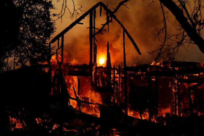 Cháy rừng dữ dội hoành hành tại California trong tháng 10/2019 đã phá hủy nhiều cơ sở hạ tầng và khiến hàng trăm nghìn người phải sơ tán.