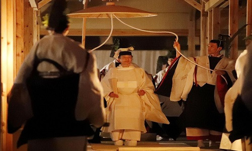 Từ 17h ngày 14/11 đến 3h ngày 15/11, Nhật hoàng Naruhito đã thực hiện nghi lễ "Daijosai", tức Lễ Tạ ơn tại Hoàng cung. Đây là nghi lễ cuối cùng trong chuỗi các nghi thức cần được thực hiện để hoàn thành thủ tục đăng cơ của Nhật hoàng.