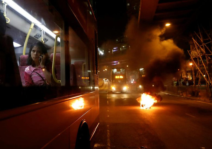Đường phố bên trong và ngoài lối vào khuôn viên Đại học Trung văn ở Hong Kong tràn ngập gạch đá. Nhiều chướng ngại vật trên đường phố đã bị đốt cháy.