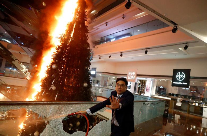 Một cây thông Noel trong khu trung tâm thương mại ở Kowloon Tong bị phóng hỏa ngày 12/11.