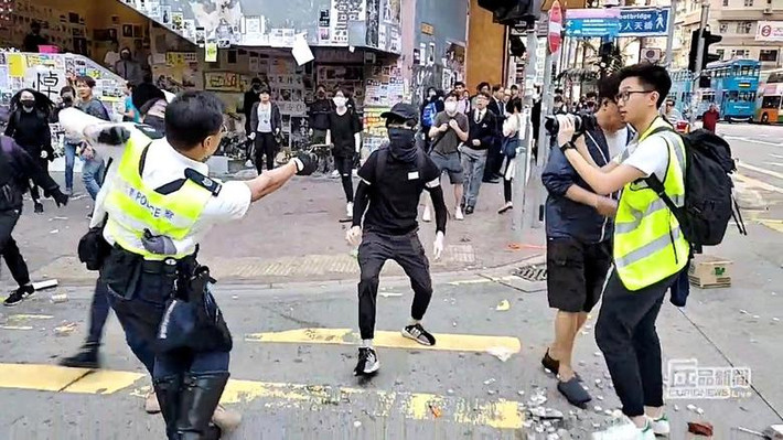 Cuộc đụng độ diễn ra một ngày sau khi cảnh sát Hong Kong nổ súng làm bị thương một người biểu tình ở Sai Wan Ho.