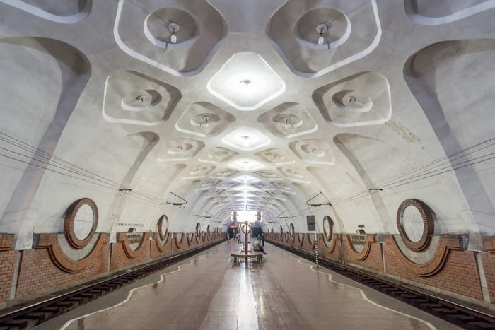 Nhiều nhà ga có lối đi bộ dài và trần nhà cao. Ảnh chụp bên trong nhà ga Prospekt Metalurhiv ở Ukraine, được khai trương vào ngày 2/5/1989.