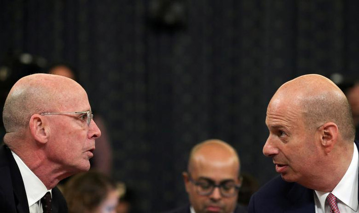 Trong phiên điều trần, Đại sứ Sondland khẳng định ông đã làm việc với ông Rudy Giuliani, luật sư riêng của Tổng thống Donald Trump, về vấn đề Ukraine "theo chỉ thị của ngài tổng thống".