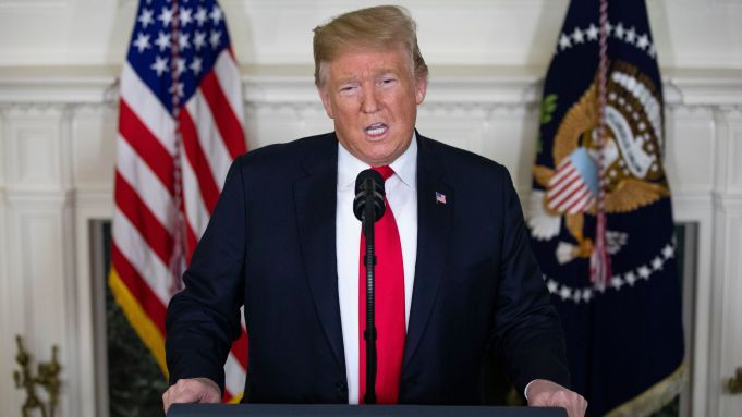 "Tôi nói với Đại sứ rằng tôi không muốn gì hết. Tôi không muốn thỏa thuận có đi có lại nào cả. Chỉ muốn Tổng thống (Ukraine) Zelensky làm điều đúng đắn", Tổng thống Trump tuyên bố trước phóng viên khi chuẩn bị lên trực thăng Marine One tại Nhà Trắng hôm 20/11.