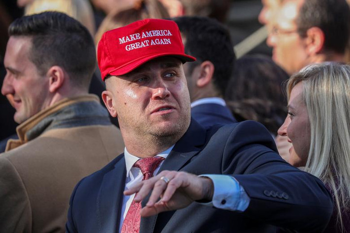 Một người ủng hộ Tổng thống Trump tham dự buổi lễ.